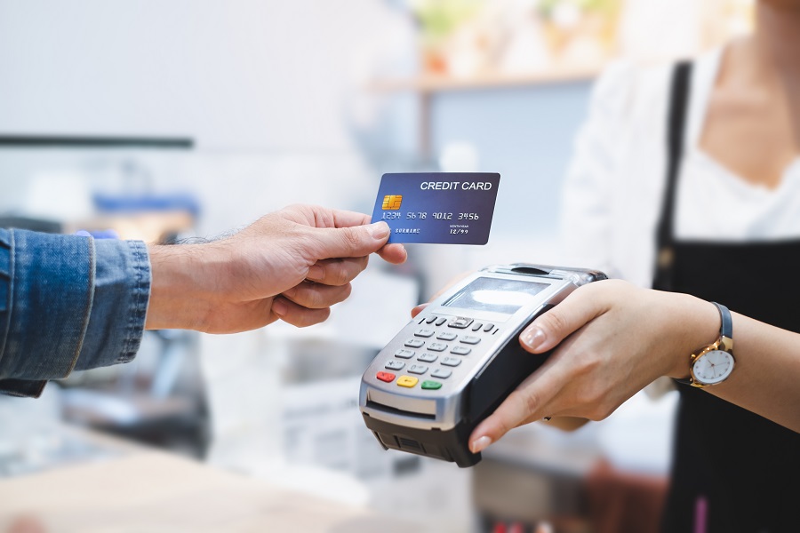 customer,using,credit,card,for,payment,to,owner,at,cafe